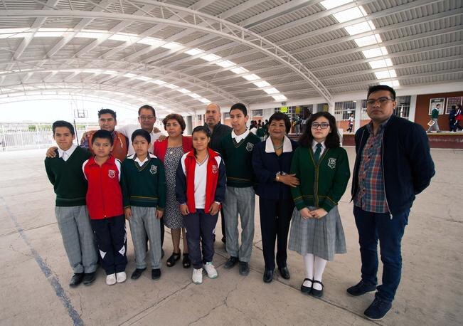 Alumnos son apoyados por sus maestros para poder terminar con éxito sus estudios de nivel básico / Foto: Alma Córdova