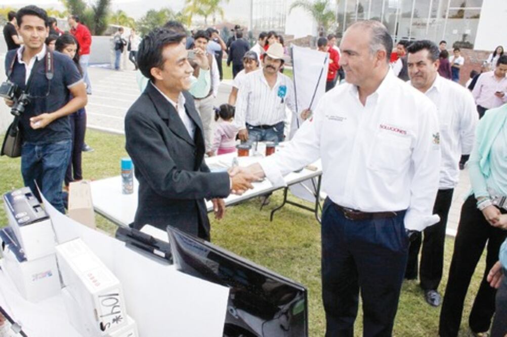 Jóvenes empresarios reciben créditos