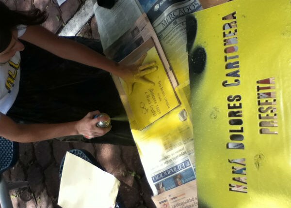 Hacen libros con cartón reciclado