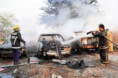 Se queman 28 autos, durante incendio de corralón