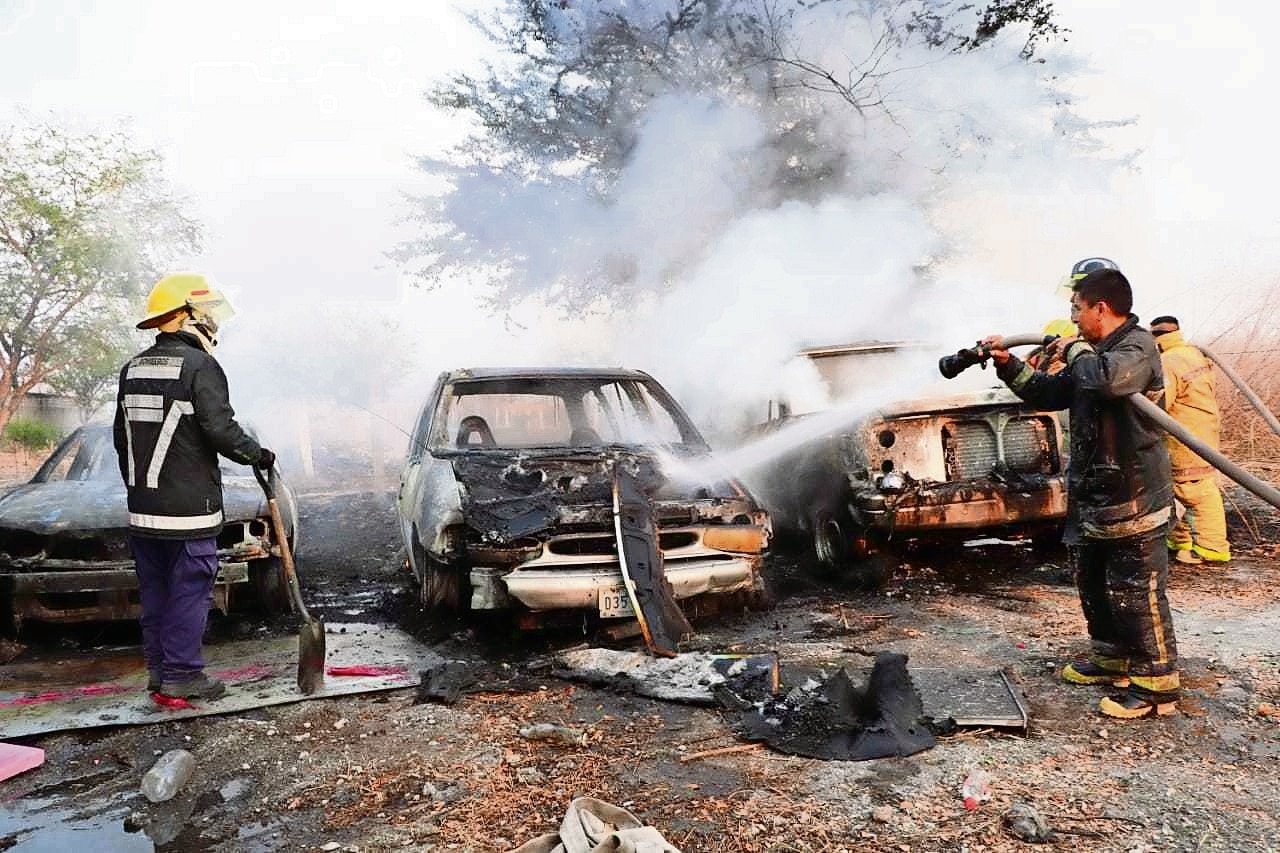 Se queman 28 autos, durante incendio de corralón