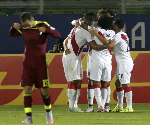 Perú se impone y le mete suspenso