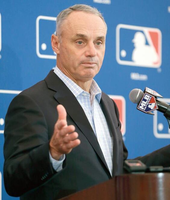 El comisionado, Rob Manfred también sancionó a directivos (Foto: John Raoux/AP )