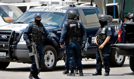 Detienen en Cancún a dos personas con más de seis millones de pesos