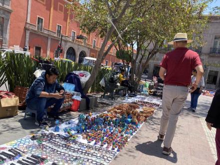 Artesanos ambulantes abarrotan el Centro Histórico de Querétaro 