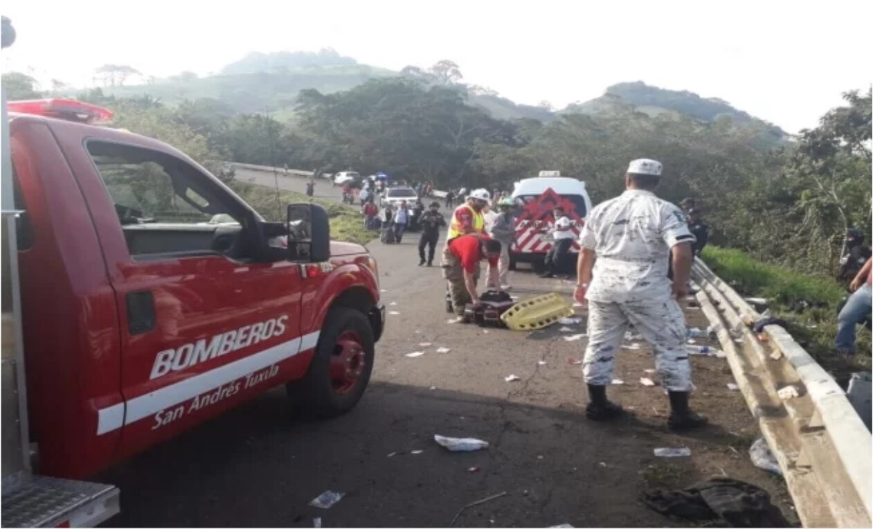 Vuelca camión con migrantes en Veracruz; hay un muerto y 45 heridos