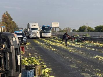 Volcadura de camioneta cargada con lechuga afecta la circulación en la carretera México - Querétaro