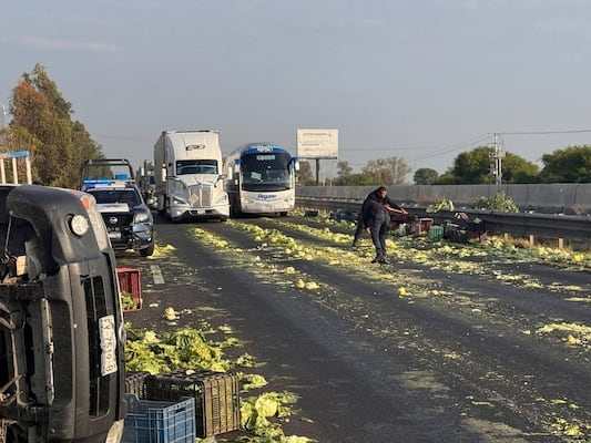 Volcadura de camioneta cargada con lechuga afecta la circulación en la carretera México - Querétaro