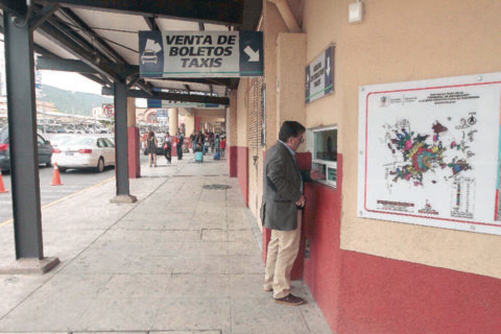 Evitan abusos en terminal con taxis