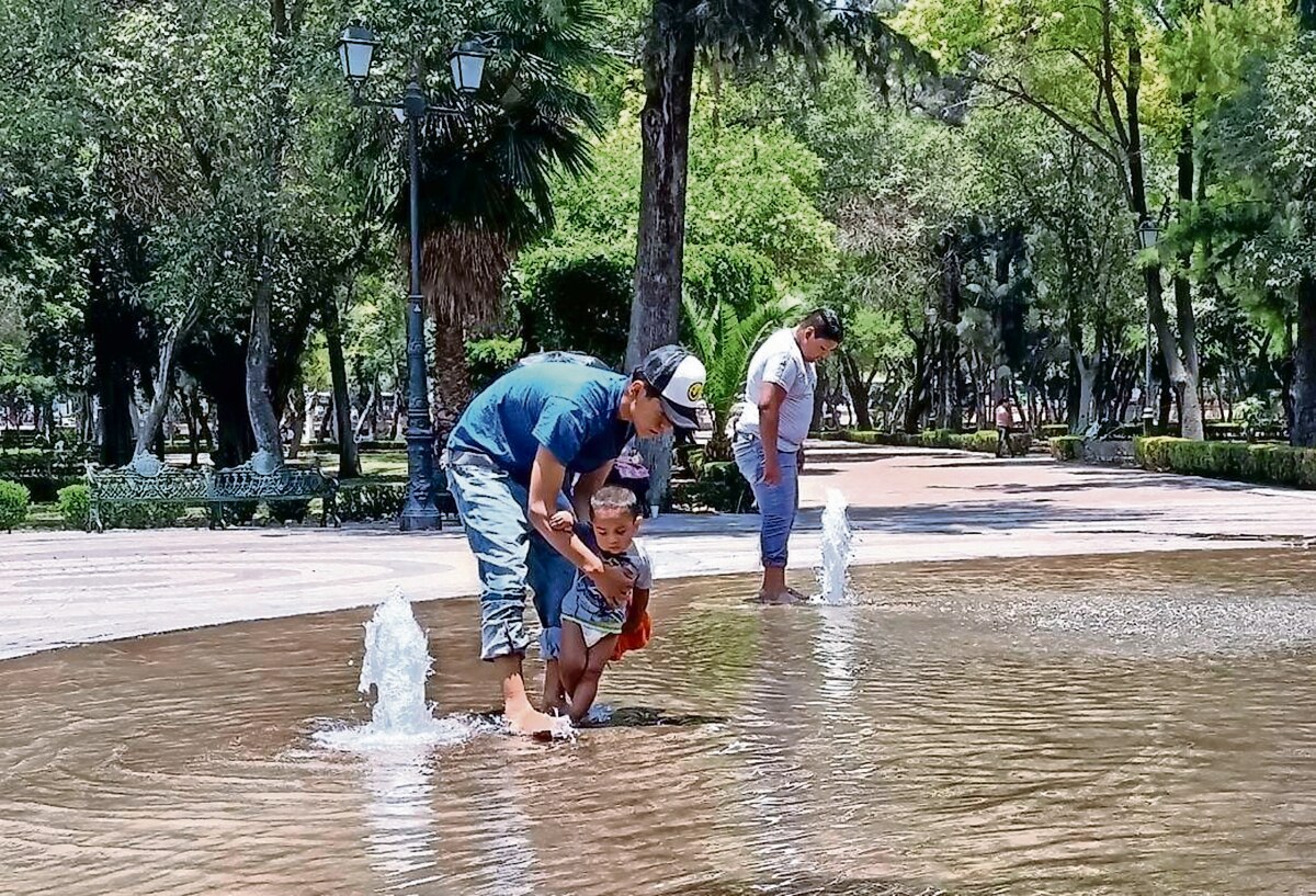 Capitalinos se refrescan ante altas temperaturas