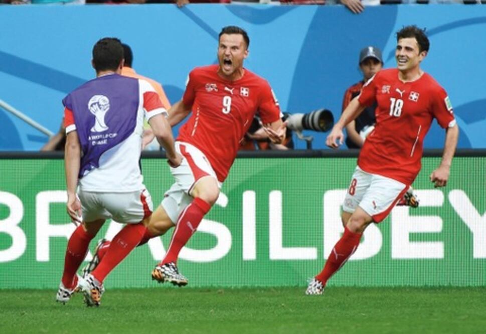 Suiza rescata tres puntos ‘de agonía’