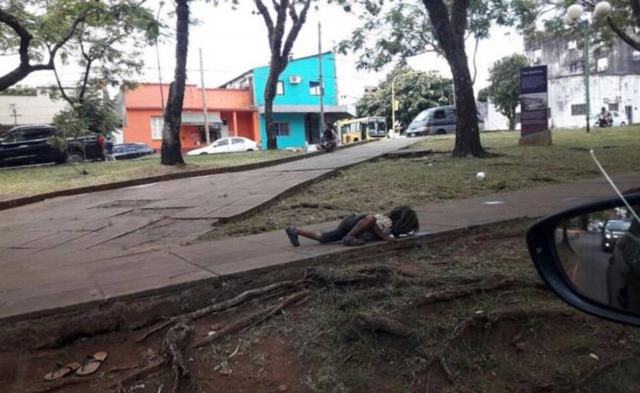 Foto de niño guaraní que bebe agua de un charco indigna al mundo