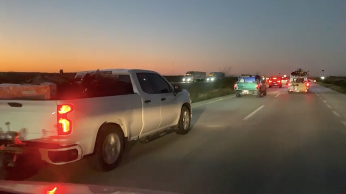 Ya avanza la caravana migrante por la carretera 57 para llegar a la Sierra Gorda de Querétaro