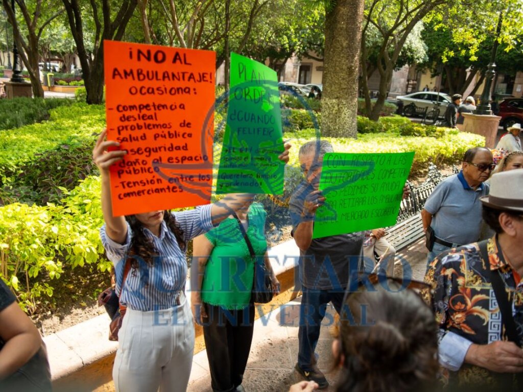 Locatarios del Mercado Escobedo piden retirar a vendedores ambulantes