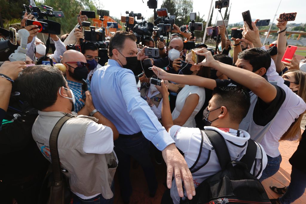 Mauricio Kuri, candidato del PAN a la gubernatura, llega a emitir su voto