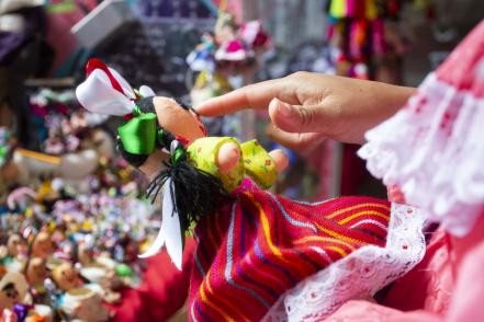 Entretejiendo conciencia: Mujeres bordadoras de Amealco
