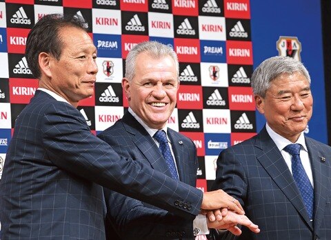 Javier Aguirre promete mano dura en Japón