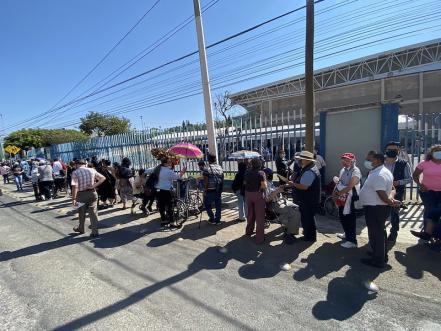 Largas filas para que adultos mayores reciban refuerzo contra el Covid-19 en Querétaro