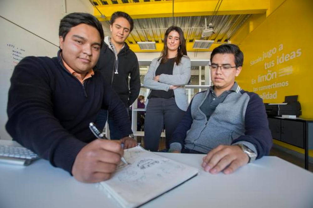 Daniel, Omar y Mauricio, alumnos de Ingeniería Mecatrónica de la Universidad Mondragón, buscan que su producto pueda ser utilizado en cualquier vivienda, empresa o escuela, aunque planean experimentar aplicando la tecnología en más cuestiones (DEMIAN C.)