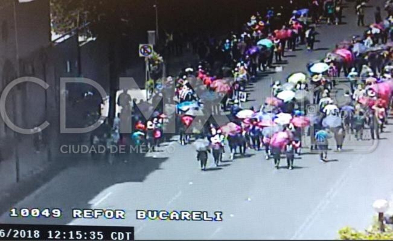 Profesores de la CNTE bloquean la Bolsa Mexicana de Valores