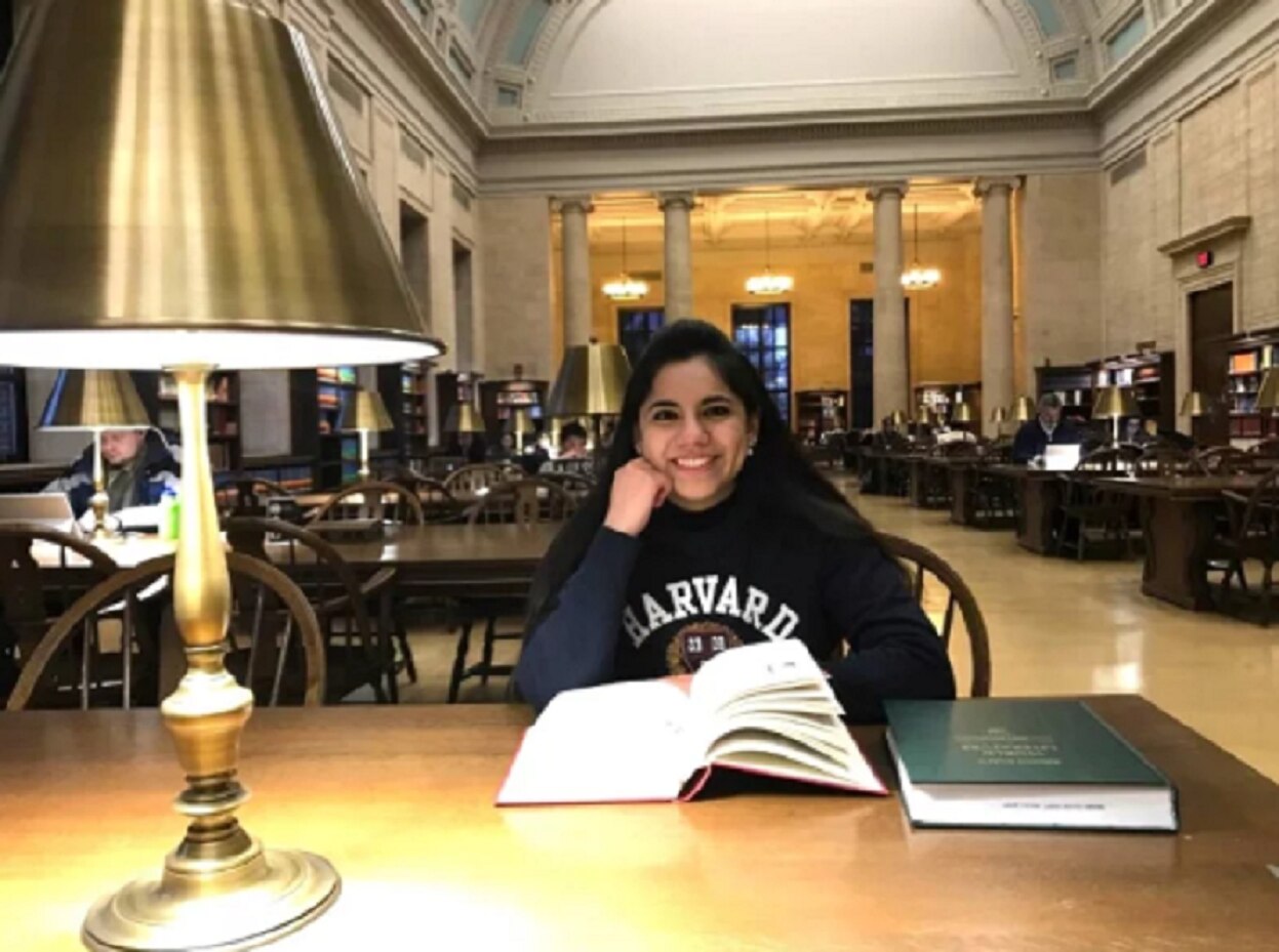 Suplantan identidad digital de la niña genio mexicana