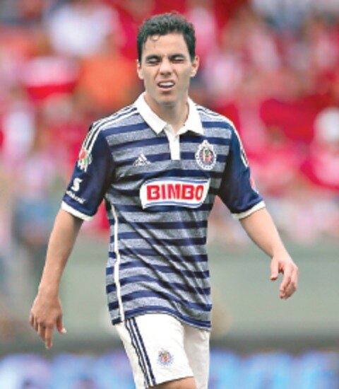 Omar Bravo causa baja por lesión 