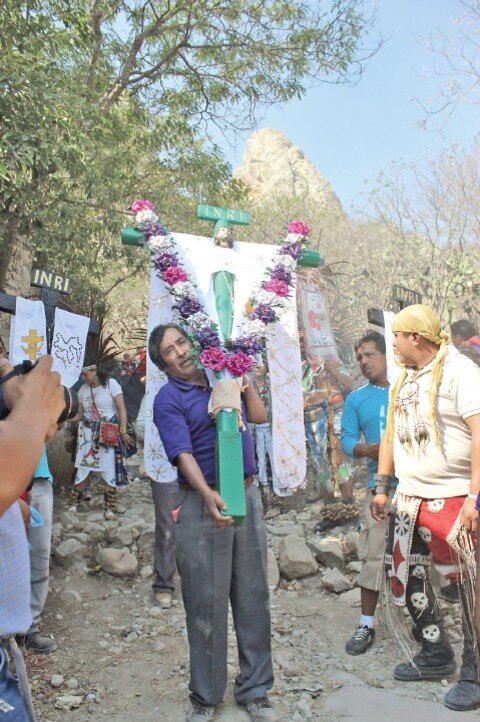 Llevan la cruz con tradición  y fe