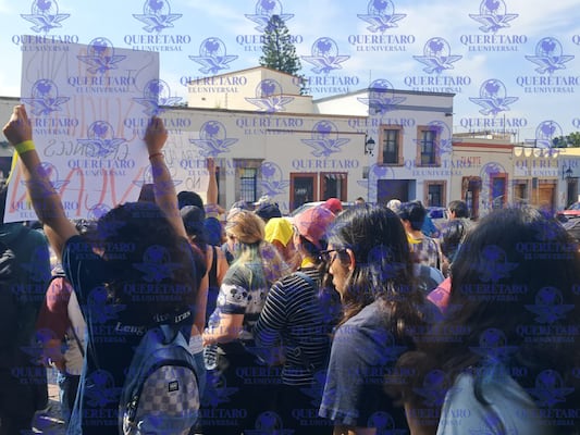 Estudiantes de la Facultad de Filosofía de la UAQ realizan marcha pacífica