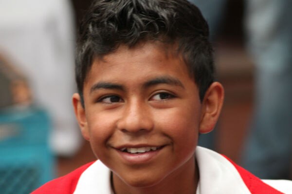 Cumple niño su sueño de gobernar