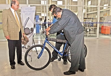 Estudiantes diseñan bici eléctrica