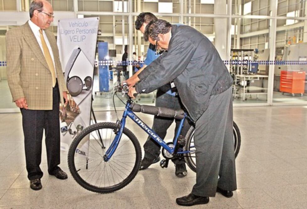 Estudiantes diseñan bici eléctrica