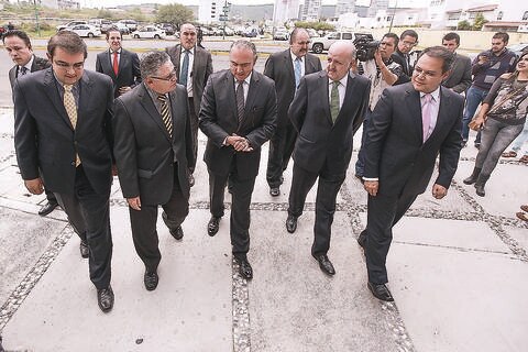 Saludos y abrazos efusivos iluminaron