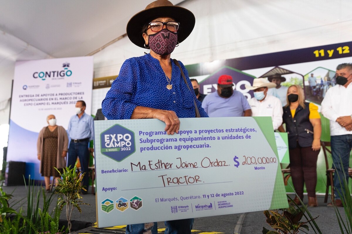 Entregan apoyos a agricultores de El Marqués