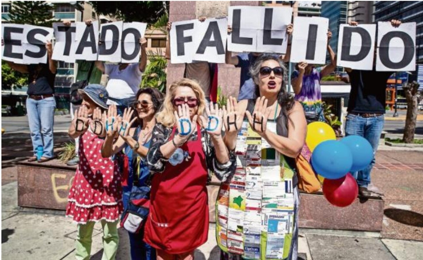 Decenas de personas participaron ayer en una manifestación para denunciar la grave crisis que atraviesa el sector salud en Venezuela / Foto: MIGUEL GUTIÉRREZ. EFE