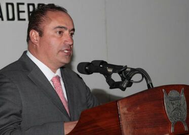 Huye Mendieta de la prensa