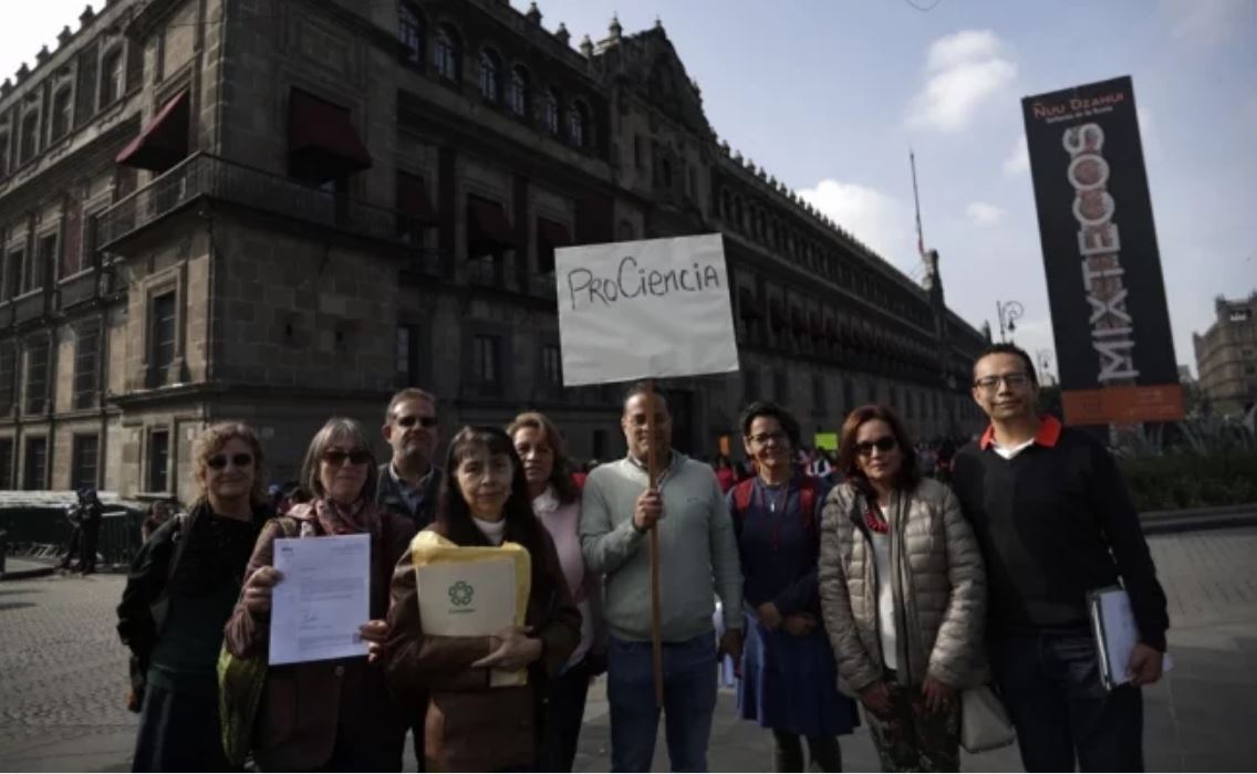 Ayer, los científicos se manifestaron frente a Palacio Nacional. Foto: El Universal