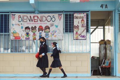 "Contagios de Covid-19 bajan pese al regreso a clases"