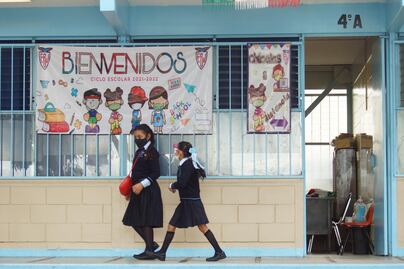 "Contagios de Covid-19 bajan pese al regreso a clases"