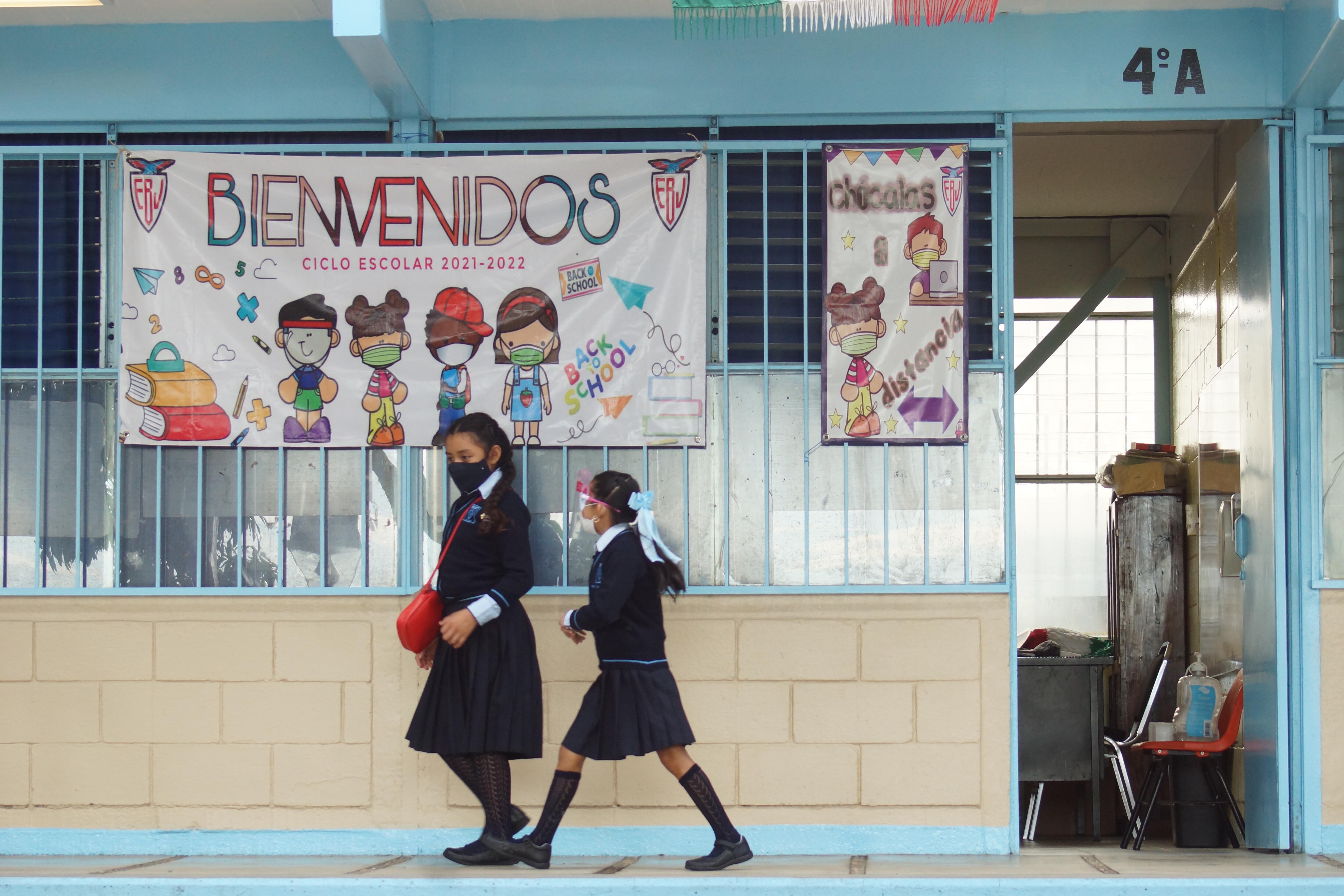 "Contagios de Covid-19 bajan pese al regreso a clases"