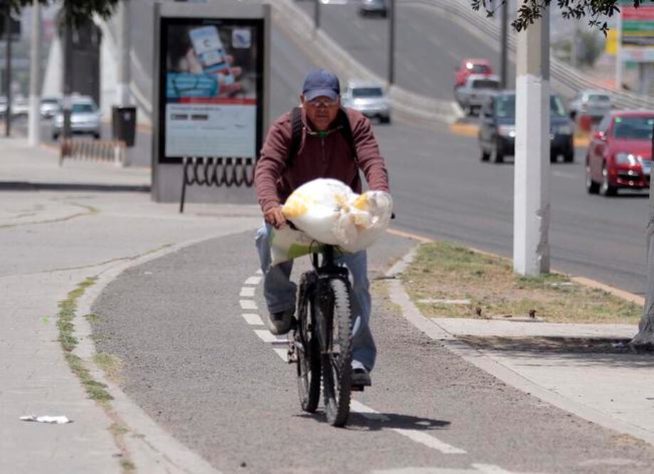 La obra planea desaparecer la actual ciclovía de Avenida Universidad, que se rá sustituida por una nueva infraestructura ubicada al lado del río Querétaro. (ARCHIVO. EL UNIVERSAL)