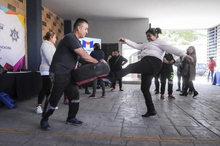 Instruyen a mujeres para defenderse de agresiones 