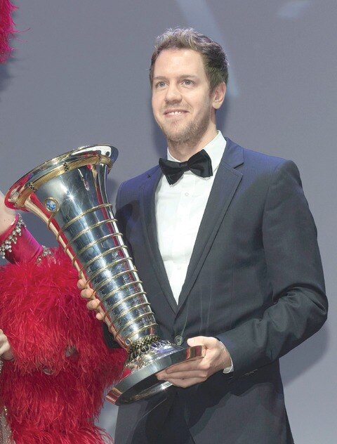 Entrega la F1 trofeo de campeón