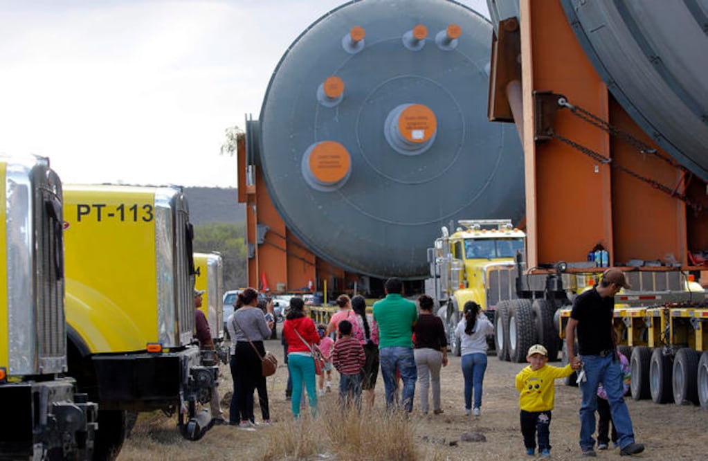 Este sábado fue el segundo día consecutivo que estas enormes calderas se convirtieron en una atracción inusual para los habitantes de Pintillo así como otra s localidades cercanas de Santa Rosa Jáuregui (LUIS SÁNCHEZ. EL UNIVERSAL)