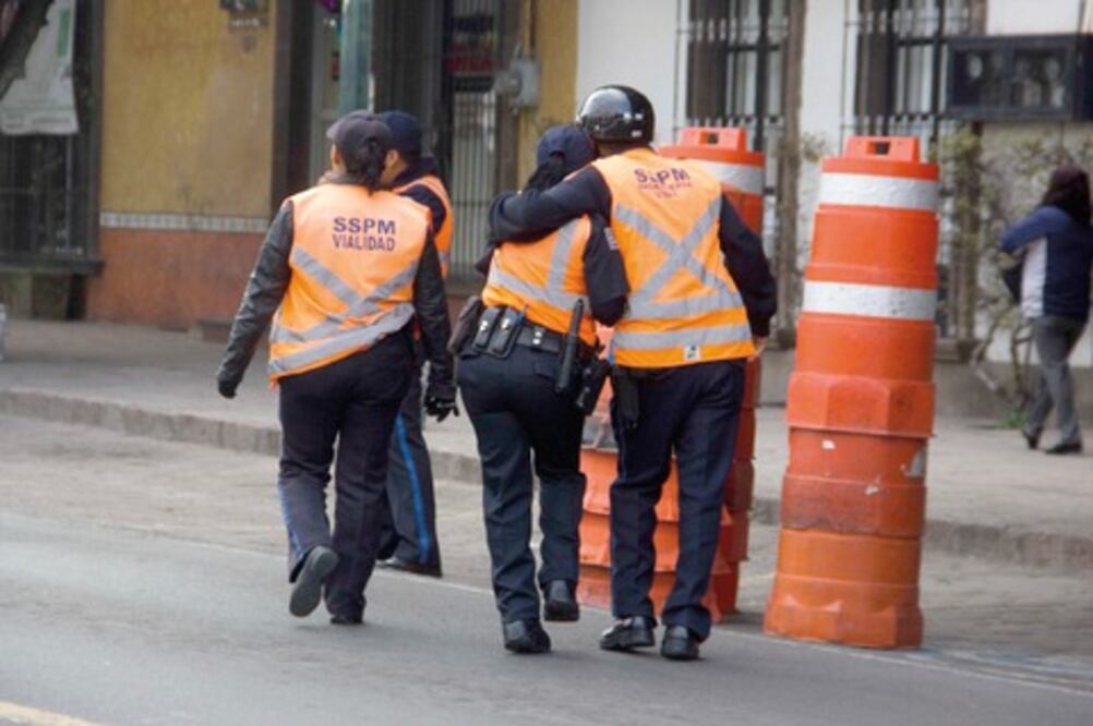 Policía de San Juan golpea a esposa y huye con hijos