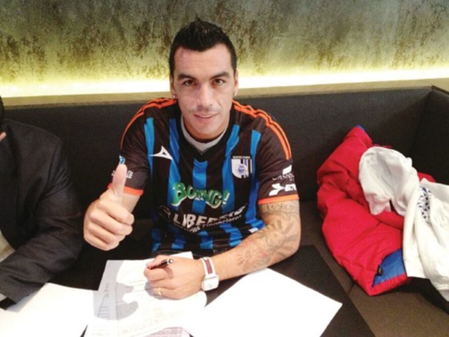 Esteban Paredes se arregla con los Gallos