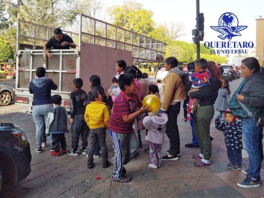 Llevan alegría y obsequios al Centro Histórico de Querétaro