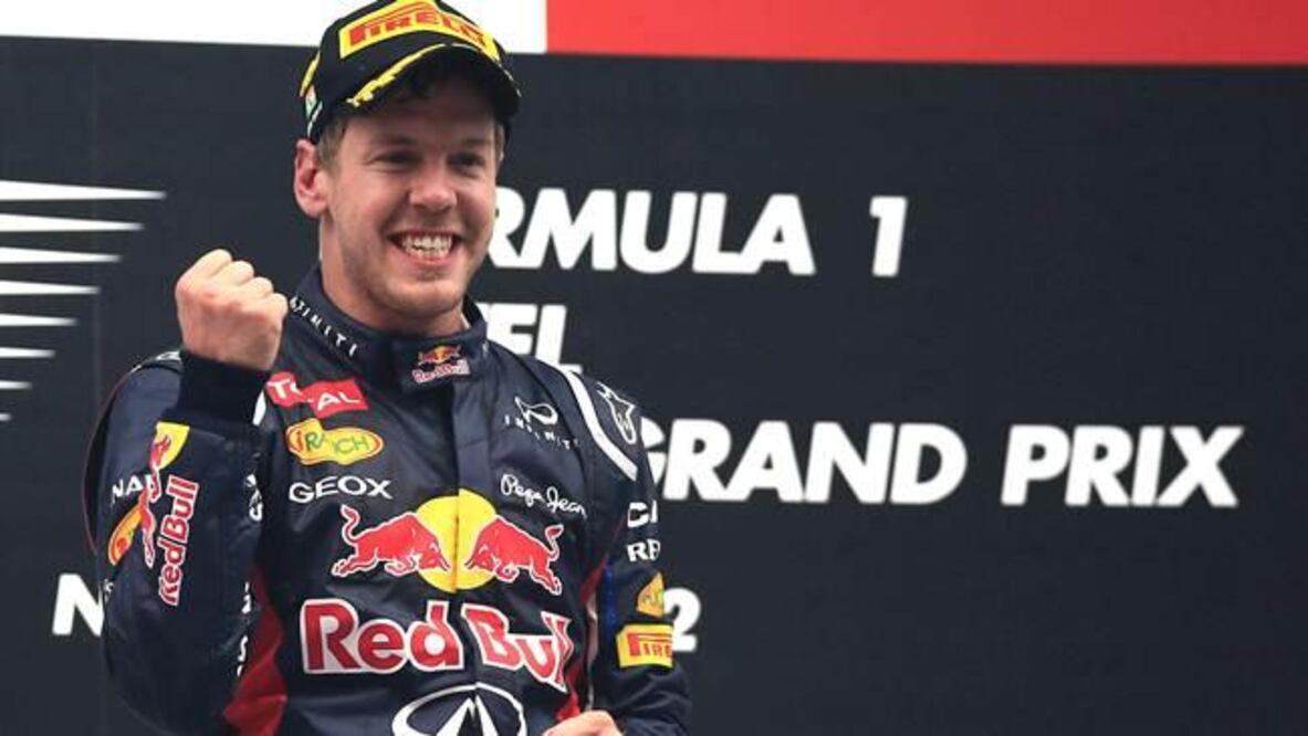 Vettel renueva con Red Bull