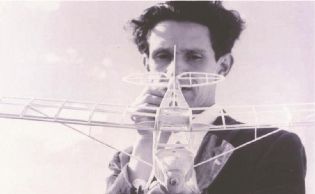 Juan José Arreola en Ciudad Universitaria con un avión de madera de balsa, ca. 1959. Archivo de Orso Arreola. Foto: RICARDO SALAZAR