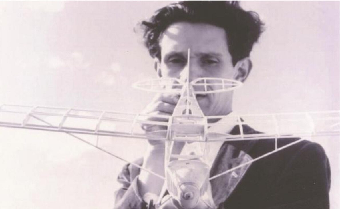 Juan José Arreola en Ciudad Universitaria con un avión de madera de balsa, ca. 1959. Archivo de Orso Arreola. Foto: RICARDO SALAZAR