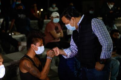 Se reúne Luis Nava con jóvenes de barrios